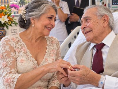 A los 73 años, una mujer se casó con su primer amor moribundo; tras el funeral, el abogado le dijo: “Caíste en su trampa”, pero una caja reveló que todo era para protegerla de su propia familia.