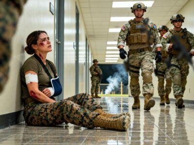 Se Burlaron de un Marine Herido… ¡Hasta Que Llegaron los Navy SEALs y Les Dieron una Lección Inolvidable!